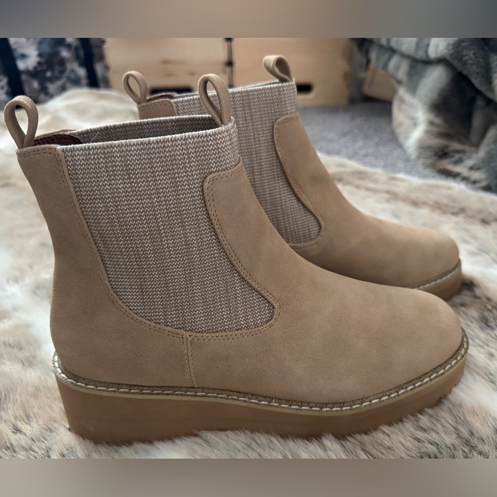 NIB-YellowBox Tan Idela Chelsea Ankle Boots-7.5